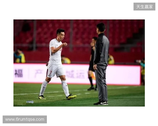 飞踹座椅染红!玉昆官方:门将教练米克尔造成恶劣影响,罚款2万